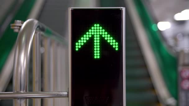 エスカレーターの運行方向を示す方向標識灯 — ストック動画