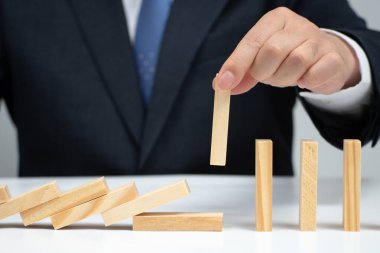 Erkek el domino etkisini durduruyor. Risk kontrol kavramı.