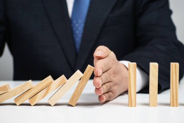 Erkek el domino etkisini durduruyor. Risk kontrol kavramı.