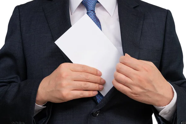 Επιχειρηματίας Κρατώντας Ένα Λευκό Φάκελο Στο Χέρι Του — Φωτογραφία Αρχείου