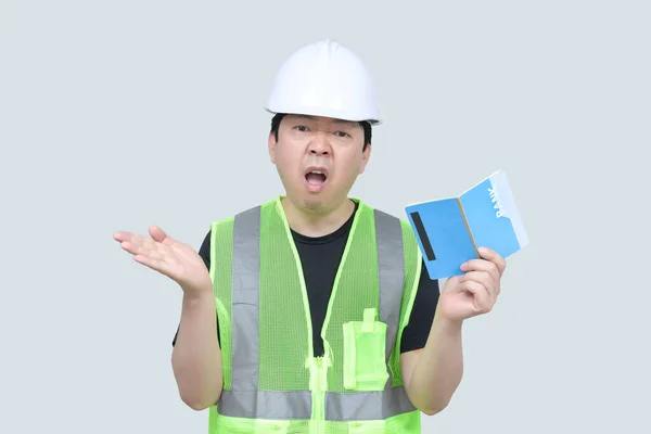 灰色の背景に彼の手に銀行のパスワードブックを保持している中年のアジアのエンジニア — ストック写真