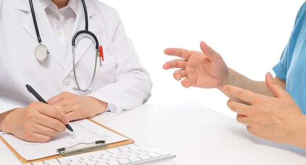 Um médico masculino em consulta com um paciente . — Fotografia de Stock