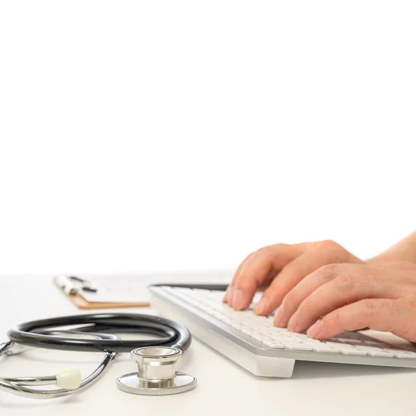 Mani di un medico maschio che utilizza una tastiera del computer . — Foto Stock