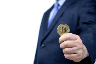 Altın Bitcoin bir erkeğin elinde. engelleme zinciri ve yeni sanal para birimi.