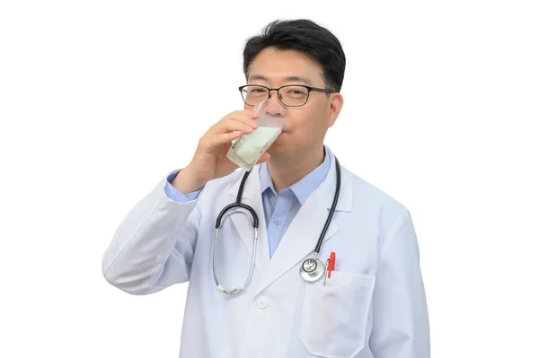 Médico Asiático Mediana Edad Está Bebiendo Vaso Leche Fresca Sobre — Foto de Stock