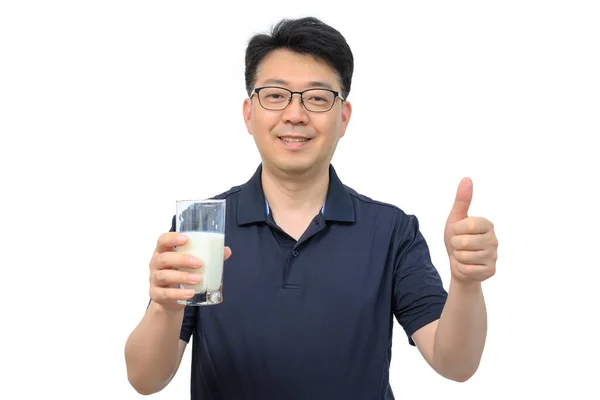 Medelålders Asiatisk Man Dricker Ett Färskt Glas Mjölk Vit Bakgrund — Stockfoto