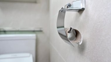 Adam tuvalette bir rulo tuvalet kağıdı kullanıyor. Kapat..