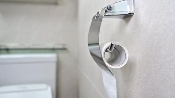 Homme Utilise Rouleau Papier Toilette Dans Les Toilettes Gros Plan — Video