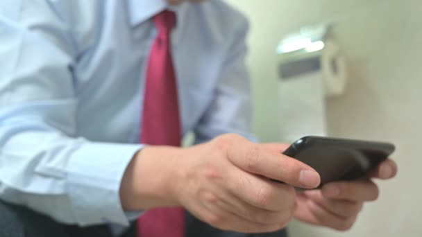 Homem Sentado Banheiro Banheiro Usando Smartphone — Vídeo de Stock