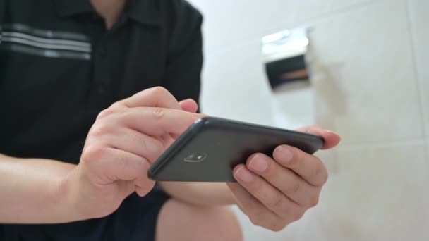 Επιχειρηματίας Κάθεται Στην Τουαλέτα Στο Μπάνιο Και Χρησιμοποιώντας Ένα Smartphone — Αρχείο Βίντεο