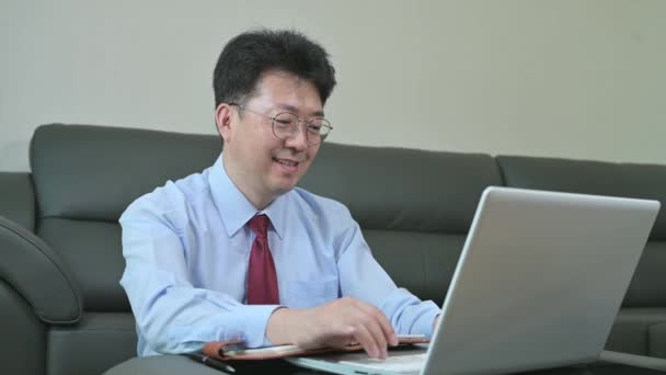 Homem Negócios Asiático Meia Idade Sentado Sofá Sala Estar Trabalhando — Vídeo de Stock