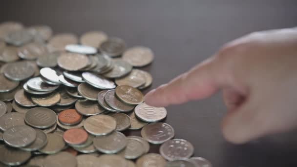Las Manos Hombre Clasificando Monedas Apiladas — Vídeo de stock