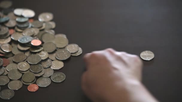 Die Hände Eines Mannes Der Gestapelte Münzen Sortiert — Stockvideo