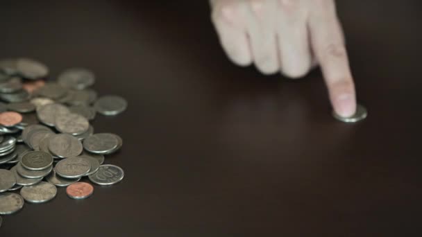 Las Manos Hombre Clasificando Monedas Apiladas — Vídeos de Stock