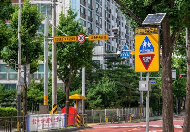 Seul, Güney Kore - Temmuz 2020: Hızlı arabaları kontrol eden okul bölgesi trafik levhası ve kamera.