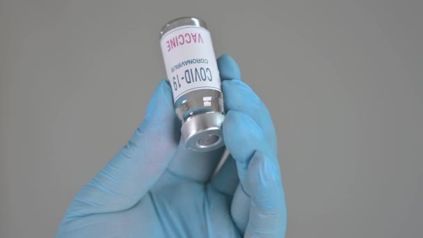 Mano Del Médico Usando Guantes Quirúrgicos Azules Inyectando Vacuna Covid — Vídeo de stock