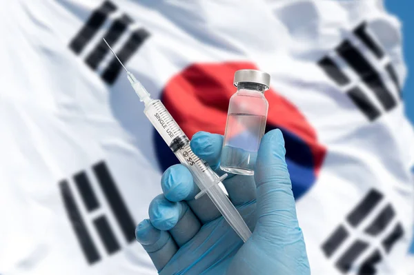 Руки Лікаря Тримають Вакцину Cobid Синіми Рукавицями Задньому Плані Taegeukgi — стокове фото