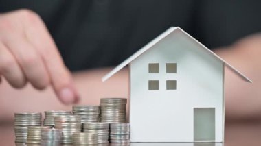 Model evler ve istiflenmiş paralar. Konut kredileri. İpotekler ve krediler.