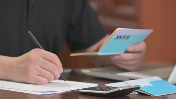 Azoknak Embereknek Keze Akik Egy Bankjegykönyvet Tartanak Költségvetést Szövögetnek — Stock videók