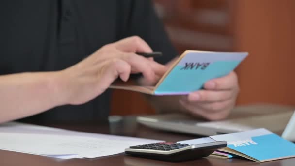 Las Manos Los Hombres Que Sostienen Una Libreta Bancaria Tejen — Vídeo de stock