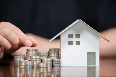 Model evler ve istiflenmiş paralar. Konut kredileri. İpotekler ve krediler.