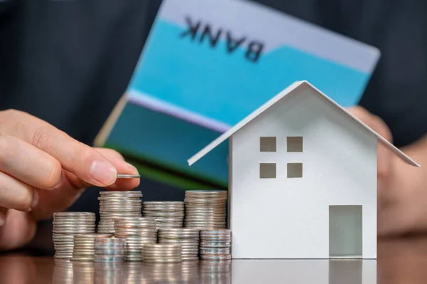 Banka hesap cüzdanı tutan ve bütçe belirleyen adamların elleri..