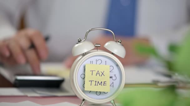 Годинник Тривоги Податковою Запискою Часу Бізнесмени Використовують Калькулятори — стокове відео