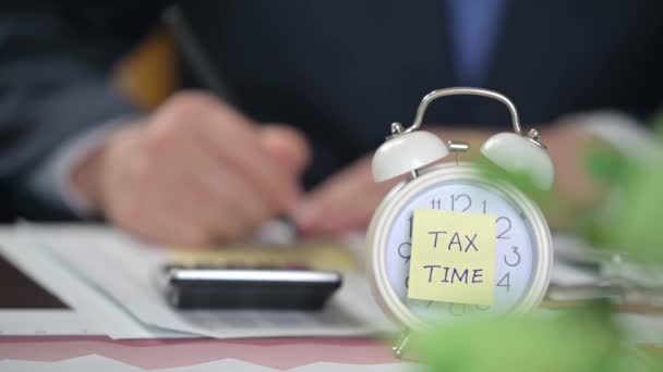 Relógio Alarme Com Nota Hora Fiscal Homens Negócios Usando Calculadoras — Vídeo de Stock