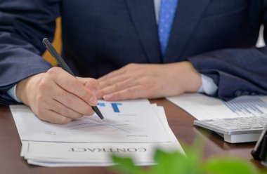 Finans ve iş konsepti. Finansal grafiği tutan işadamının eli..