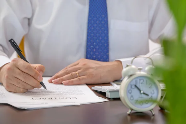 Trabalhador Empresário Relógio Alarme Branco Conceito Tempo Trabalho — Fotografia de Stock