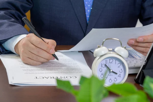 Trabalhador Empresário Relógio Alarme Branco Conceito Tempo Trabalho — Fotografia de Stock