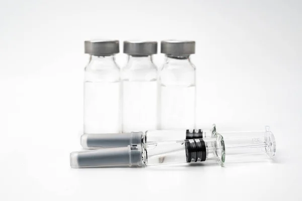 白地に注射器とバイアルとワクチンの概念. — ストック写真