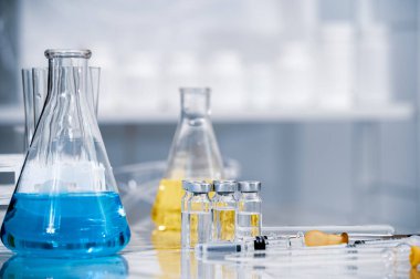 Deneylerde kullanılan çeşitli araç ve konteynırlar. Aşı geliştirme kavramı.