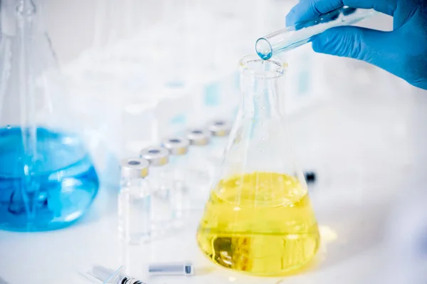 Mano de un científico que trabaja en el laboratorio. Concepto de desarrollo de vacunas. — Foto de Stock