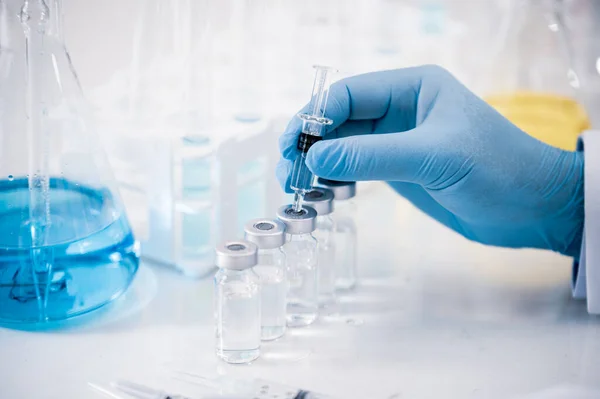 Mano de un científico que trabaja en el laboratorio. Concepto de desarrollo de vacunas. — Foto de Stock