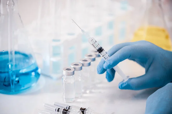 Mano de un científico que trabaja en el laboratorio. Concepto de desarrollo de vacunas. — Foto de Stock