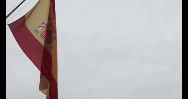 Ondeando Lentamente Bandera España Viento Bandera España Contra Cielo — Vídeo de stock