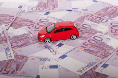 Model araba ve beş yüz euro banknot