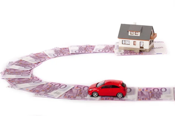 Modellhaus Auto Und Fünfhundert Euro Schein Auf Weißem Hintergrund — Stockfoto