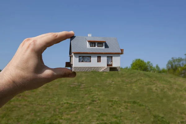 家を持つことの夢 緑の野原で手モデルハウス — ストック写真