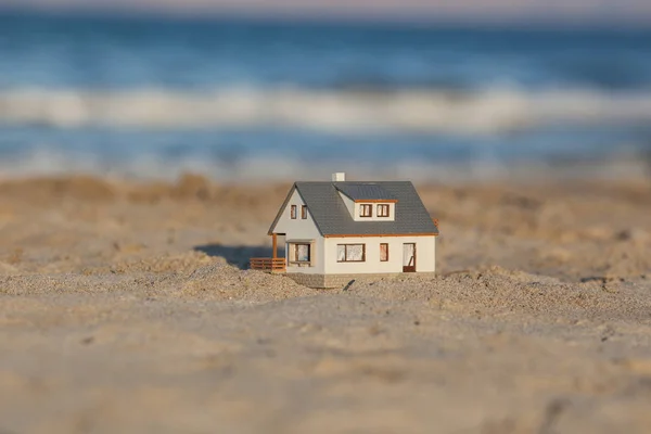 Close Van Model Huis Het Zandstrand Achtergrond Wazig — Stockfoto