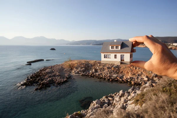 Traum Von Einem Haus Hand Hält Ein Musterhaus Strand — Stockfoto