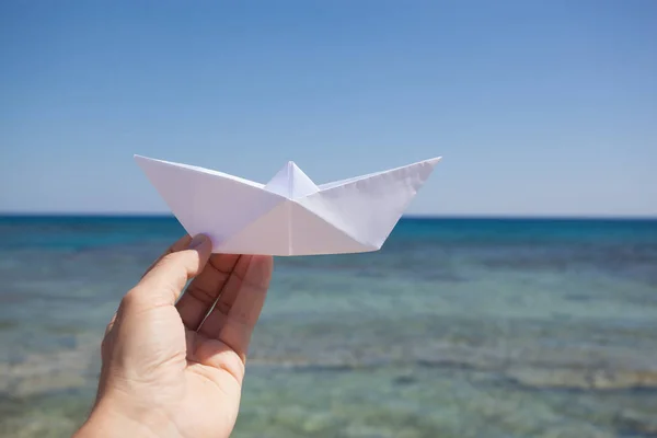 Droom Een Schip Hand Met Een Papier Boot Zee — Stockfoto