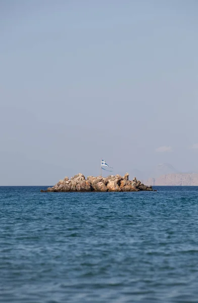 Sziklás Szigeten Egy Zászlót Agiosz Nikolaosz Kréta Görögország — Stock Fotó