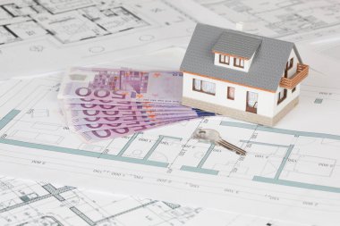 Model ev planı arka plan ve beş yüz euro banknot üzerinde