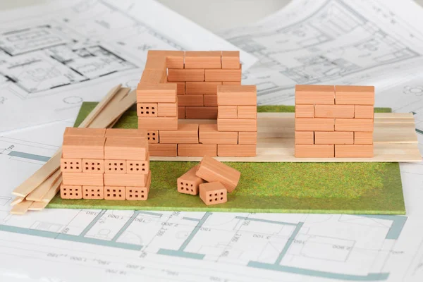 Construcción Casa Modelo Con Ladrillo Sobre Plano —  Fotos de Stock