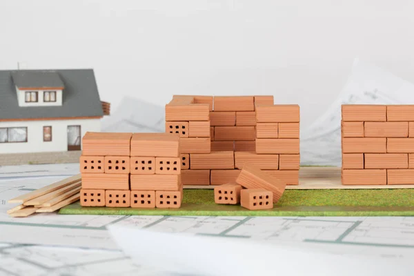 Musterhausbau Mit Ziegel Auf Bauplan — Stockfoto