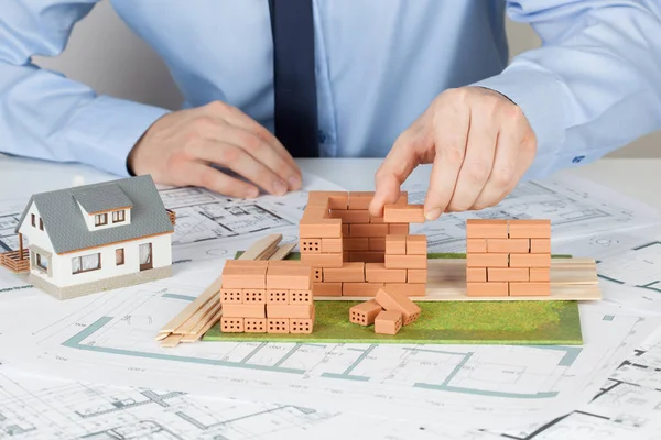 在蓝图上用砖头施工 建筑师建筑模型房子 — 图库照片