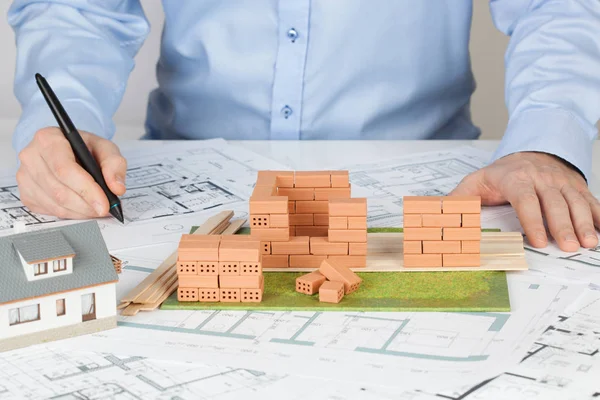 Model Woningbouw Met Baksteen Architect Bezig Met Blauwdruk — Stockfoto