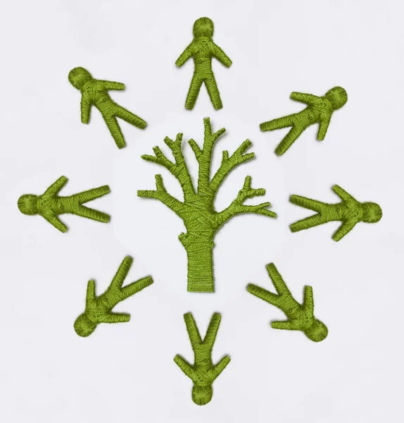 Люди Фігурують Навколо Зеленої Ялинки Ізольовані Білому Тлі Концепція Екології Стокова Картинка